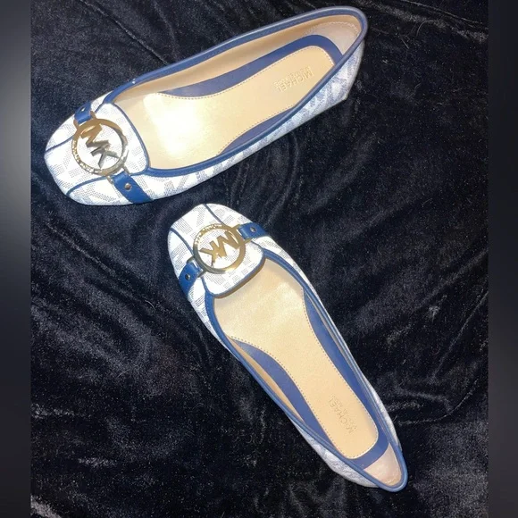 Michael kors - Fulton mox size 7.5 white w/ blue on the front a Gold emblem - Picture 2 of 7